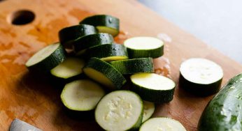 How to Cook Easy Crispy Fried Courgettes and Serve with Sauce